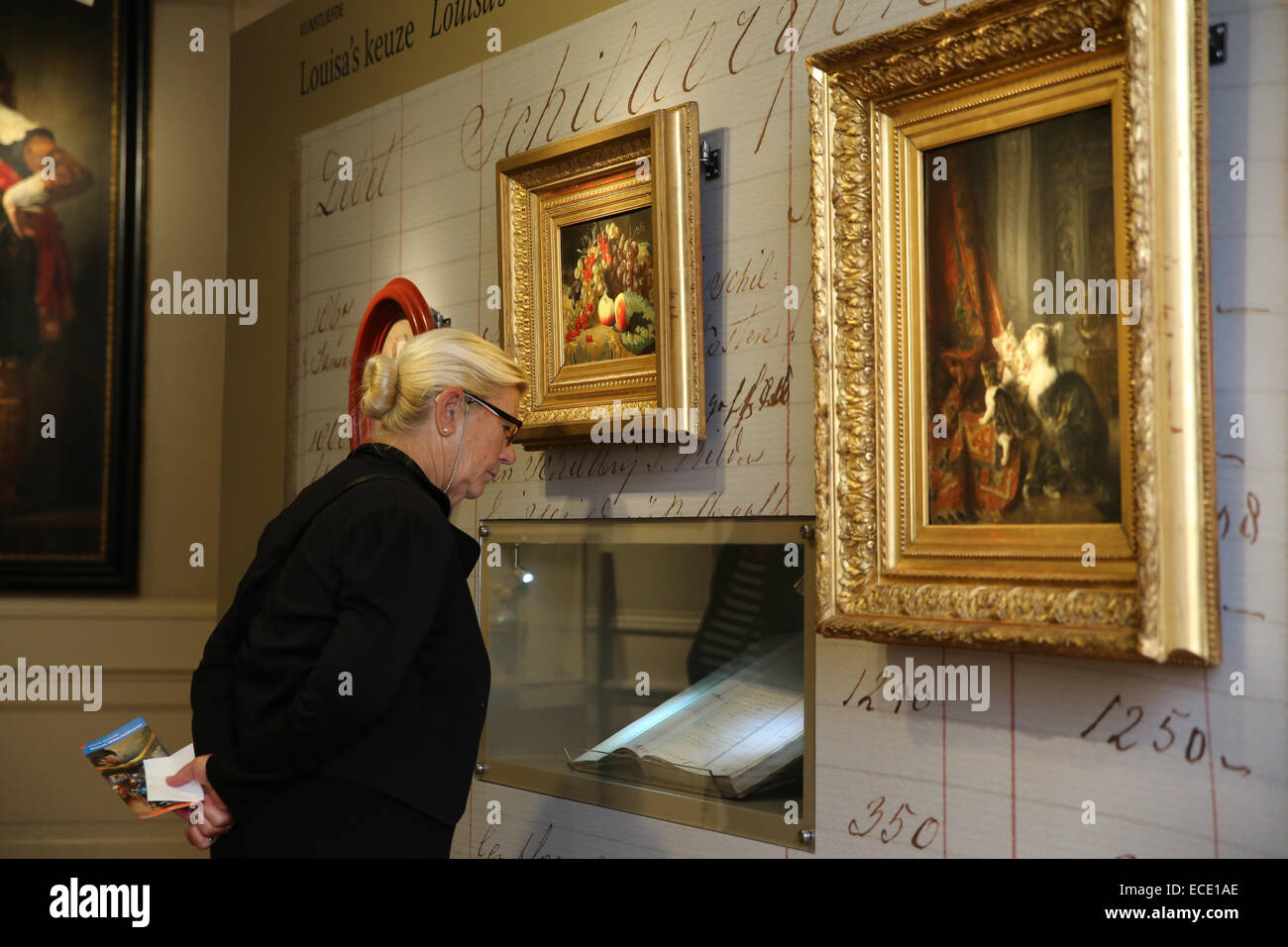 alten weiblichen senior Tourist lesen niederländischen Skript Kunstgalerie Stockfoto