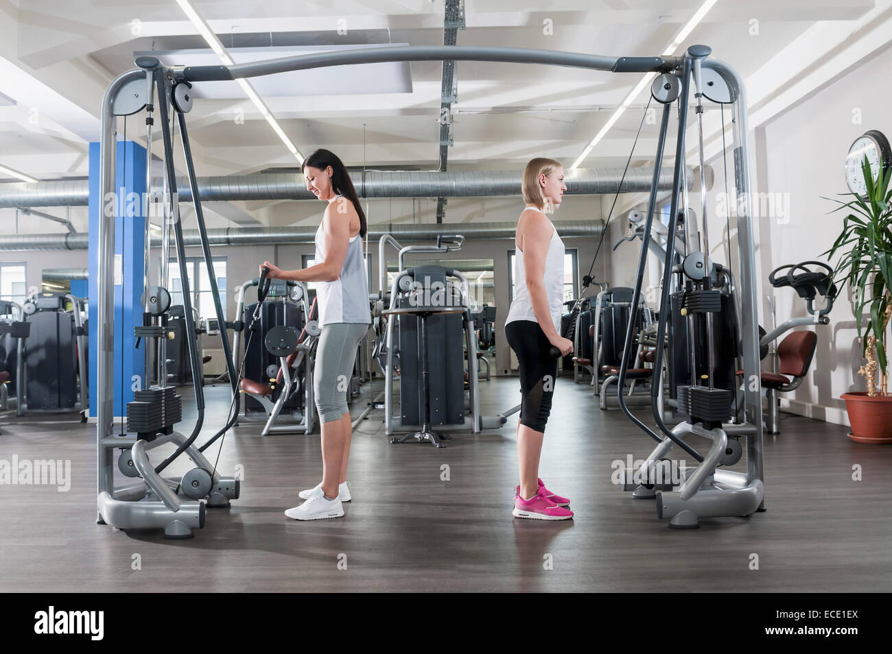Zwei junge Frauen Fitness Studio Sport praktizieren Stockfoto