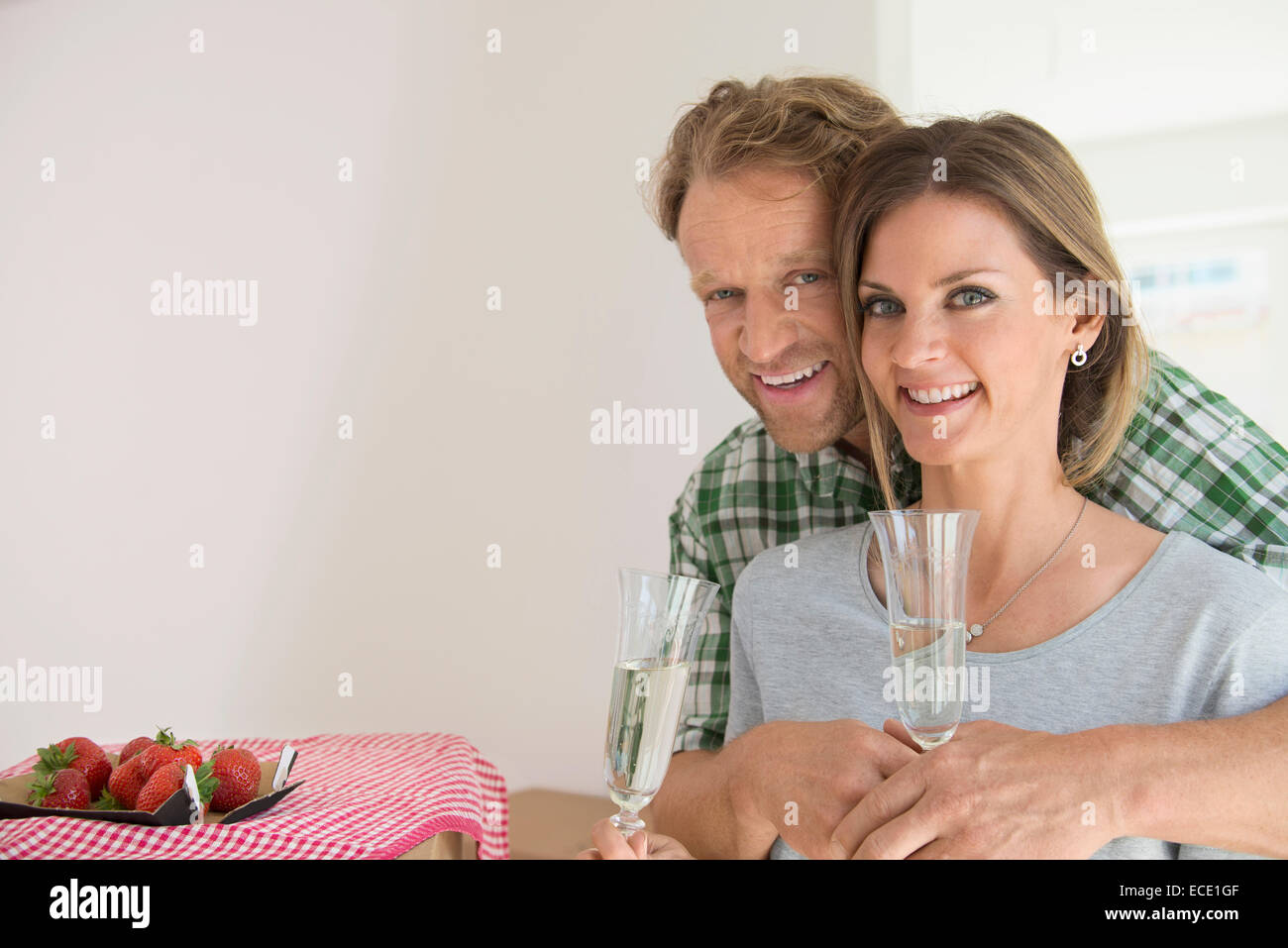 Neue Wohnung-paar feiern, trinken Stockfoto