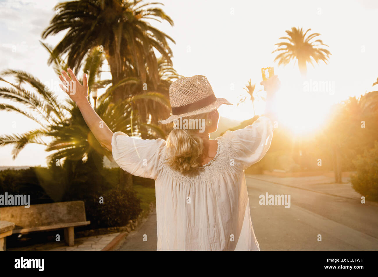 Glücklich Reife blonde Frau Urlaub cocktail trinken Stockfoto