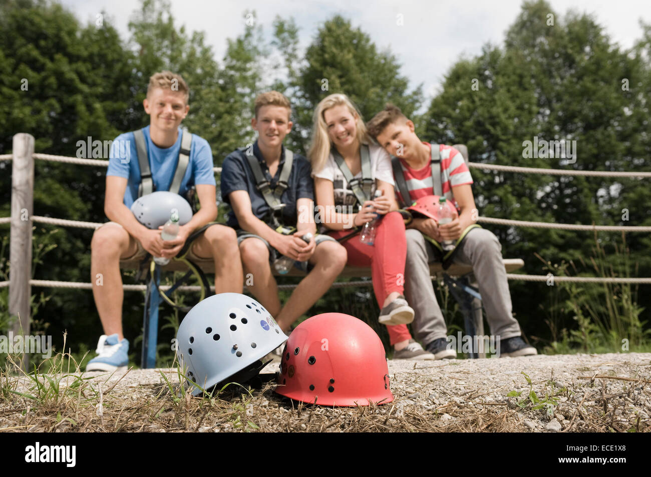 Porträt des jungen im Teenageralter und Teenager-Mädchen auf Bank, entspannende lächelnd Stockfoto