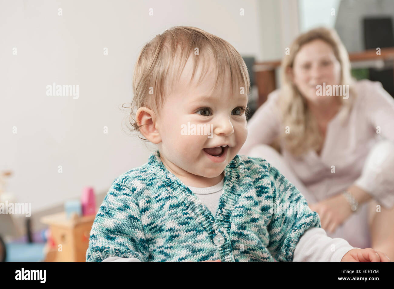 Lächelnd, glücklich 1 Jahr altes Baby Mädchen Mutter Stockfoto