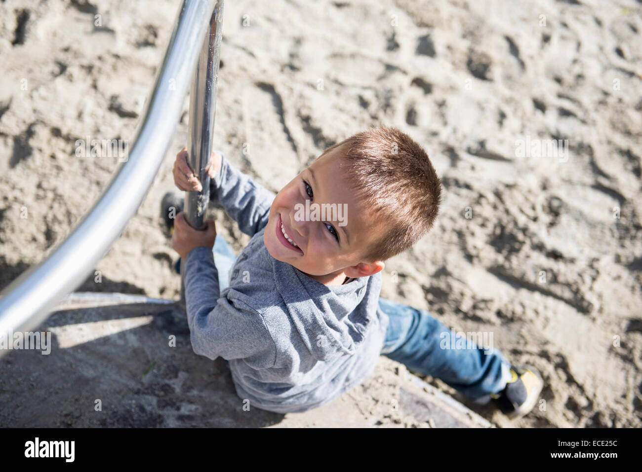 Spielplatz Karussell kleiner Junge sitzt lächelnd Stockfoto