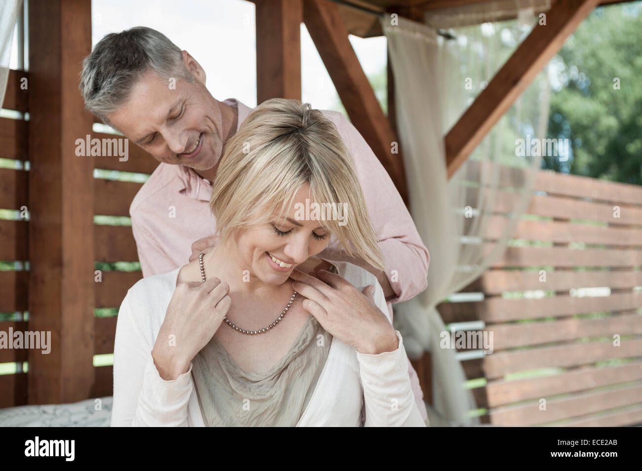 Paar glückliche Frau anziehen Halskette Stockfoto