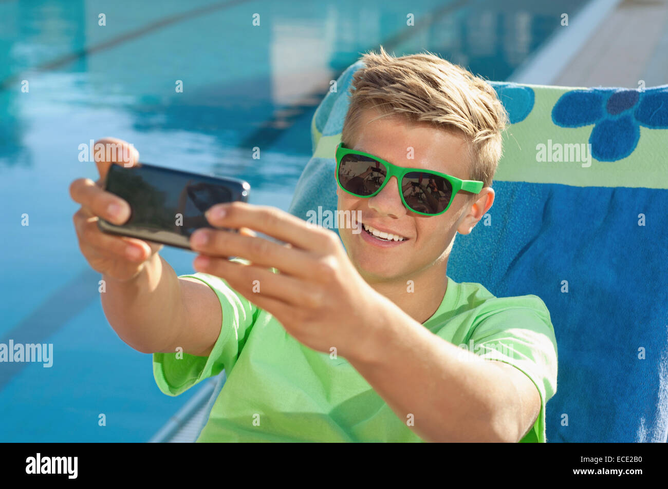 Teenager-Jungen nehmen Selfie Bild Schwimmbad Stockfoto