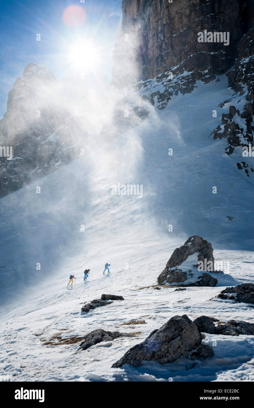 Männer auf einer Skitour, Santa Cristina Valgardena, Alto Adige, Italien Stockfoto