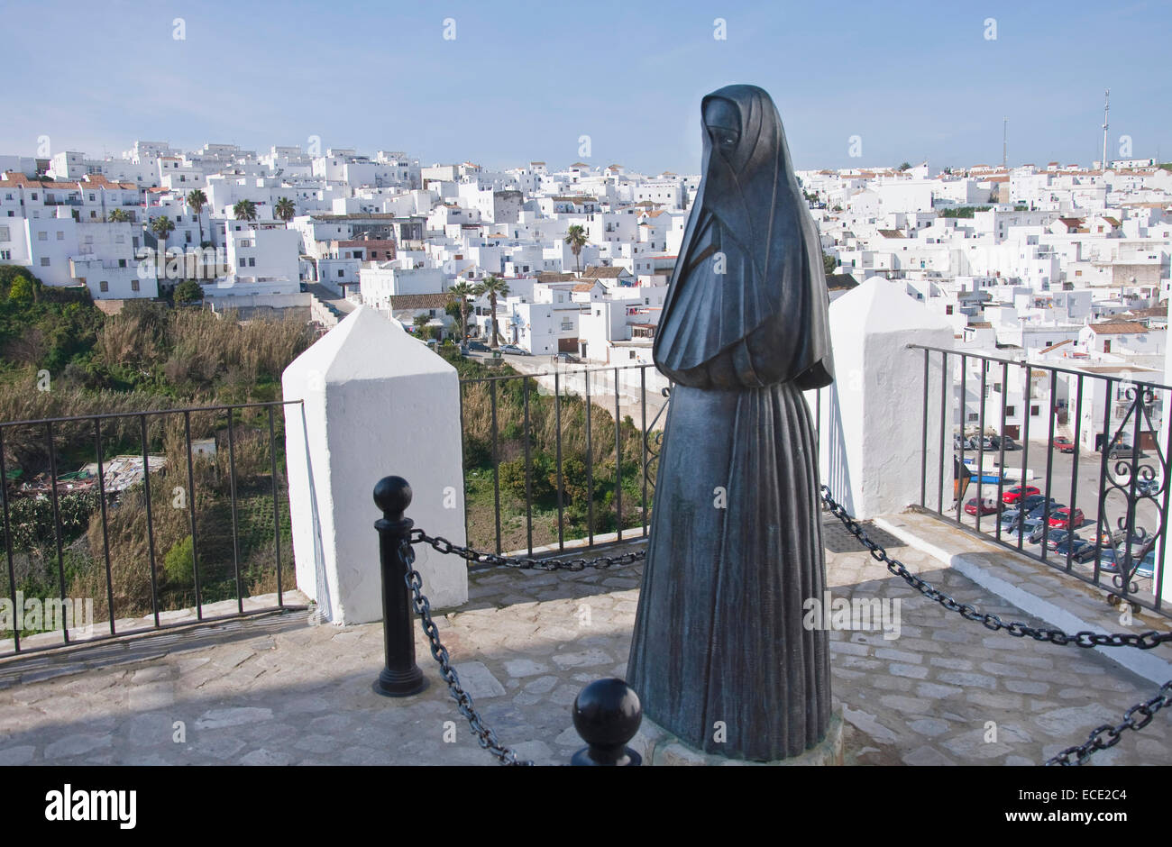 Ansicht von weiß getünchten Dorf mit Skulptur von maurischen Frauen im Vordergrund, Vejer De La Frontera, Andalusien, Spanien Stockfoto