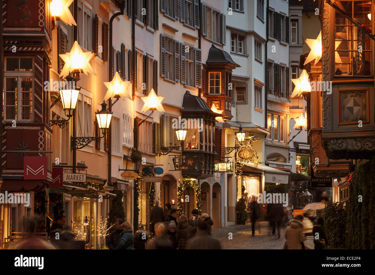 Weihnachtsdekoration der Augustinergasse in der Altstadt von Zürich. Stockfoto