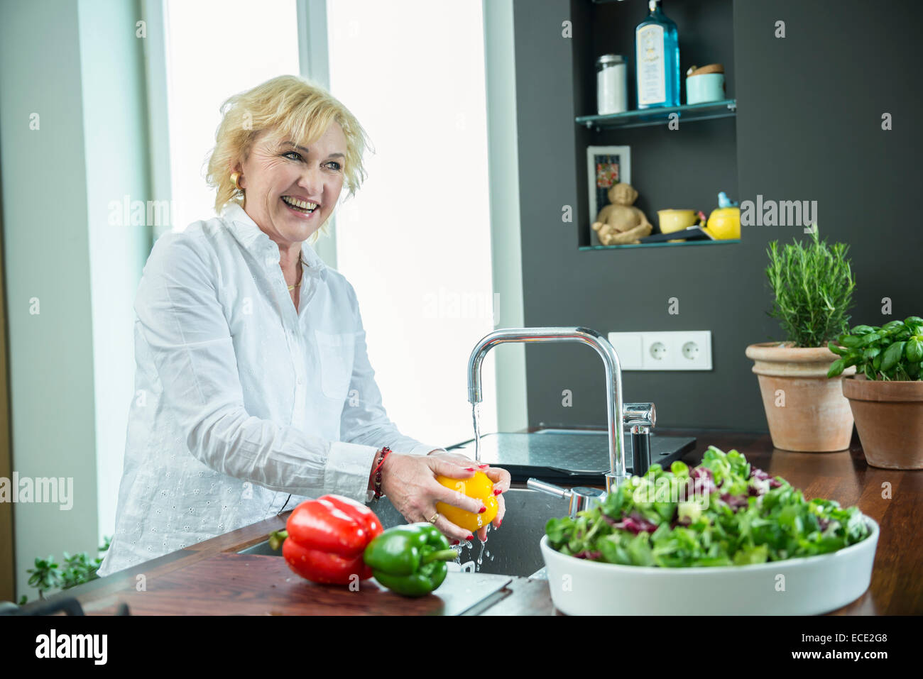 Ältere Frau waschen Kochen Küche Stockfoto