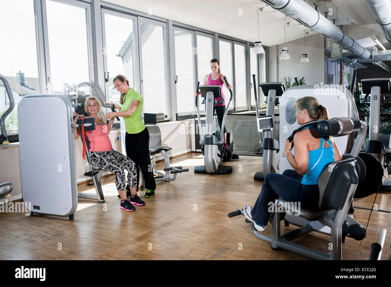 Vier Frauen Fitness Studio Trainer Sport modern Stockfoto