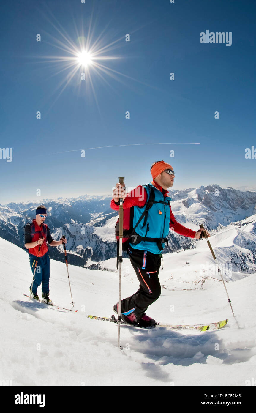 Männer auf einer Skitour, Santa Cristina Valgardena, Alto Adige, Italien Stockfoto