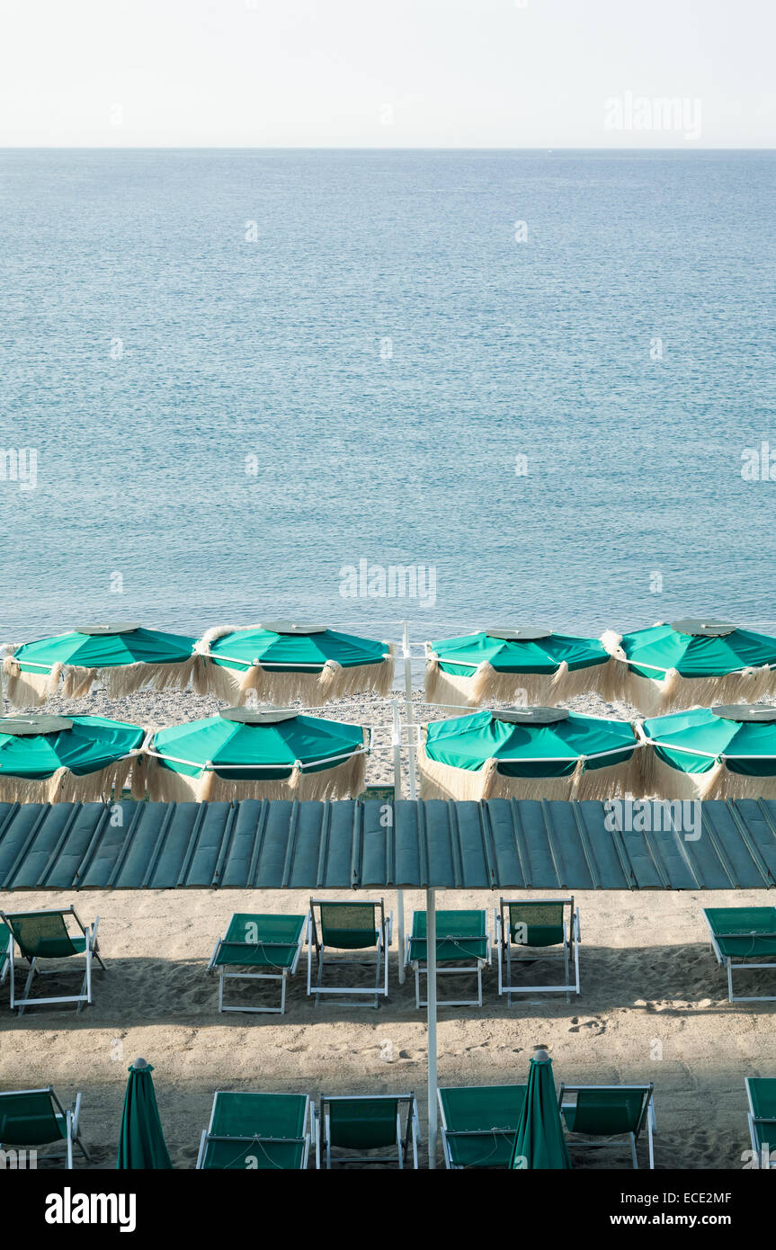 Strand Italien Sommer morgen Liegestuhl leer Stockfoto