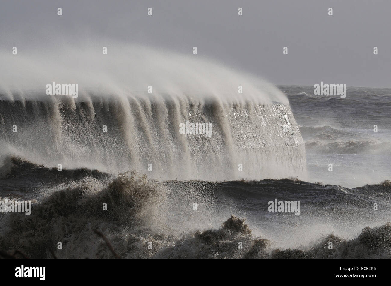 Wellen, die über den Cobb bei Lyme Regis in einem Sturm Dorset UK Stockfoto