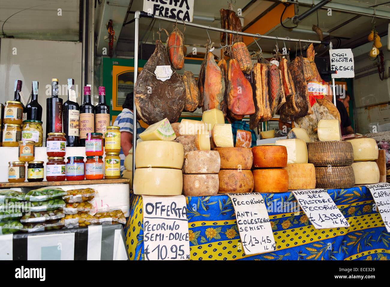 Wurst und Käse auf dem Wochenmarkt Markt, Provinz von Olbia-Nebbio, Santa Teresa Gallura, Sardinien, Italien Stockfoto