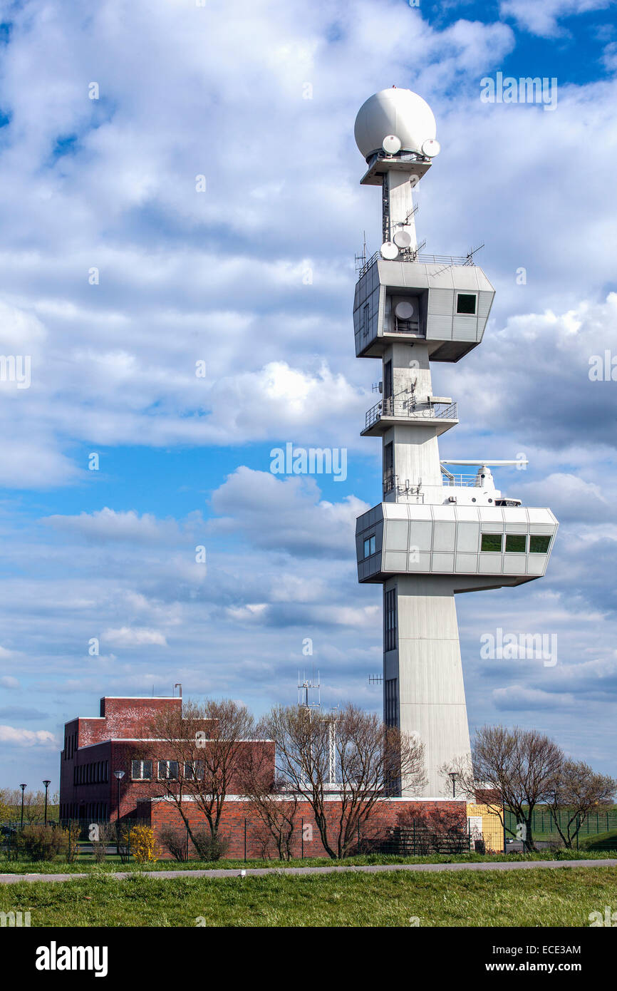 Klopfen Sie Leuchtturm mit dem Radar und Radio Turm des Ems Traffic Control Centre, Emden, Ostfriesland, Niedersachsen, Deutschland Stockfoto