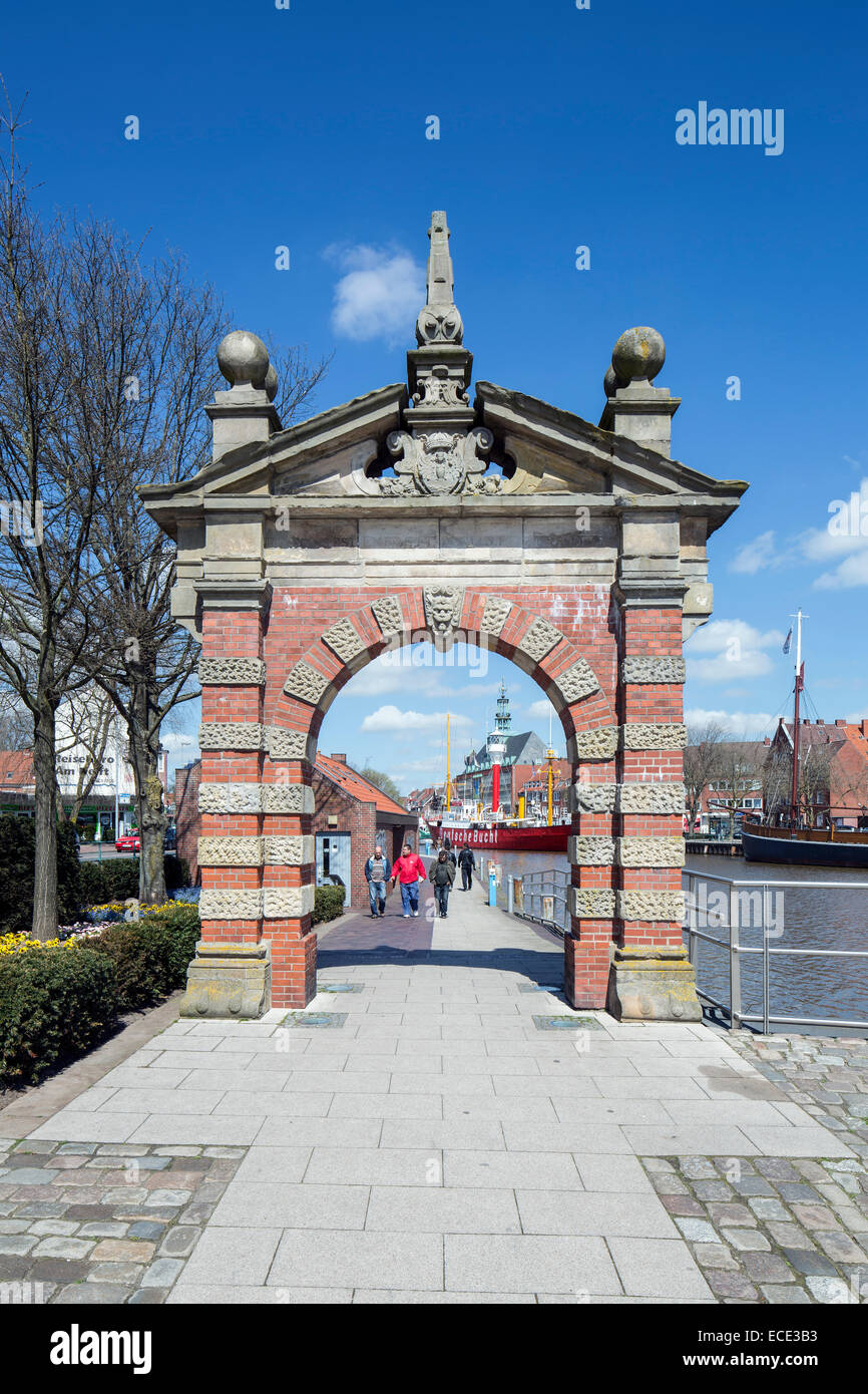 Hafen-Tor, historische Stadttor von 1635, Emden, Ostfriesland, Niedersachsen, Deutschland Stockfoto