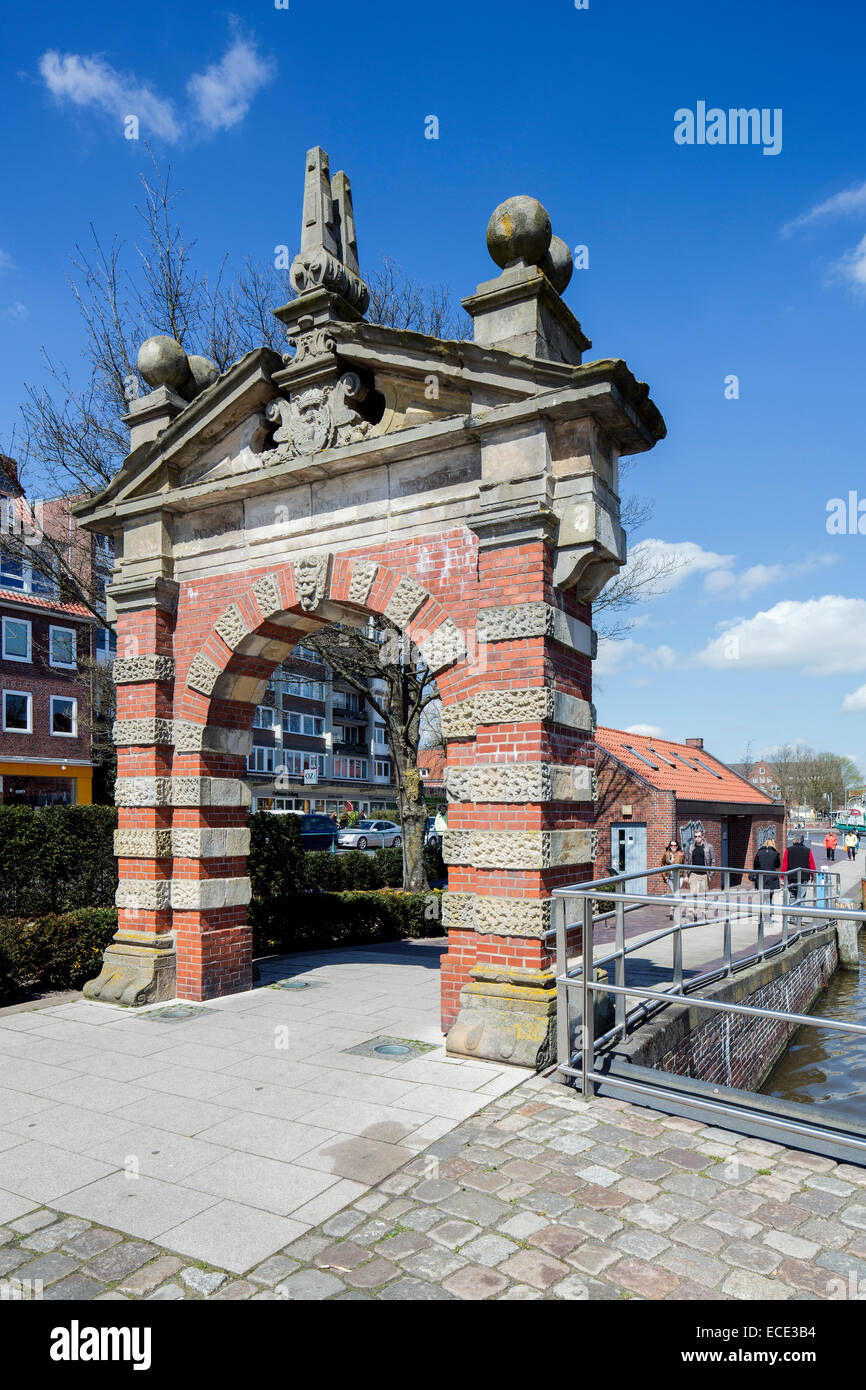 Hafen-Tor, historische Stadttor von 1635, Emden, Ostfriesland, Niedersachsen, Deutschland Stockfoto
