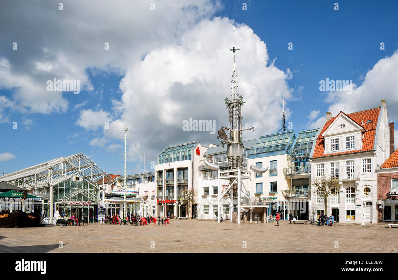 Aurich Marktplatz mit Markthalle und das Kunstwerk Sous-Turm, Aurich, Ostfriesland, Niedersachsen, Deutschland Stockfoto