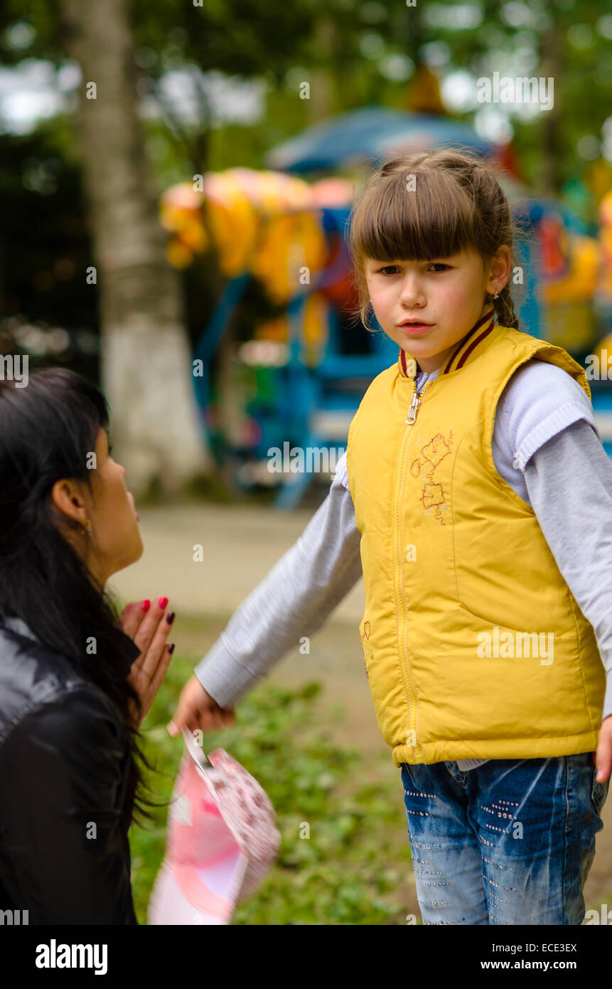 Mutter fragt nach etwas launisch Tochter, Eltern und Kinder in Freud und Leid Stockfoto