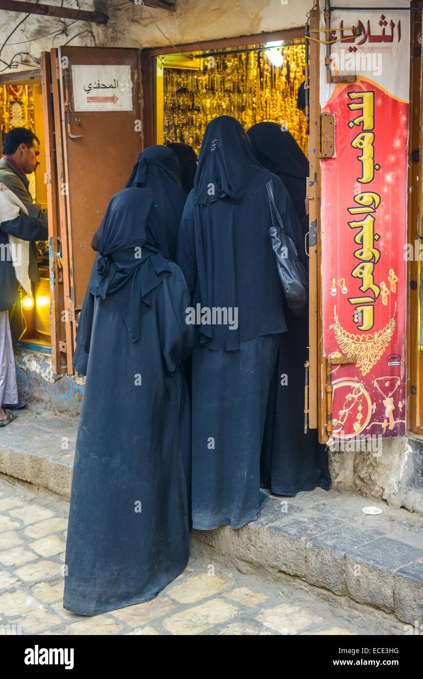 Frauen, die Einkaufsmöglichkeiten in den Goldmarkt, Sanaa, Jemen Stockfoto