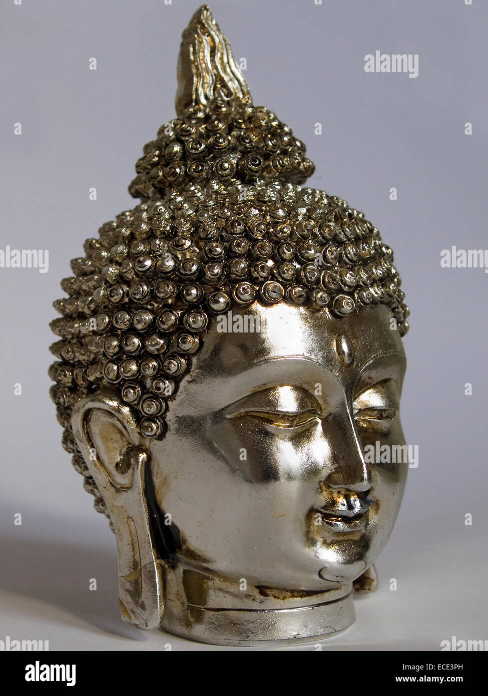 Silber Kopf eines Buddhas mit geschlossenen Augen Stockfoto