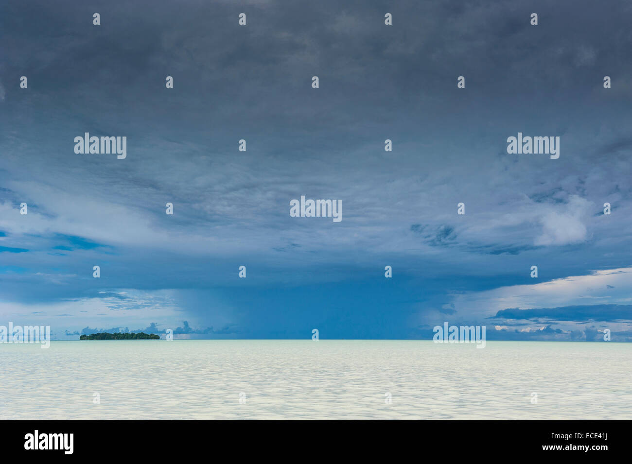 Dramatische Himmel über ein Inselchen, Felsen-Inseln, Palau, Mikronesien Stockfoto