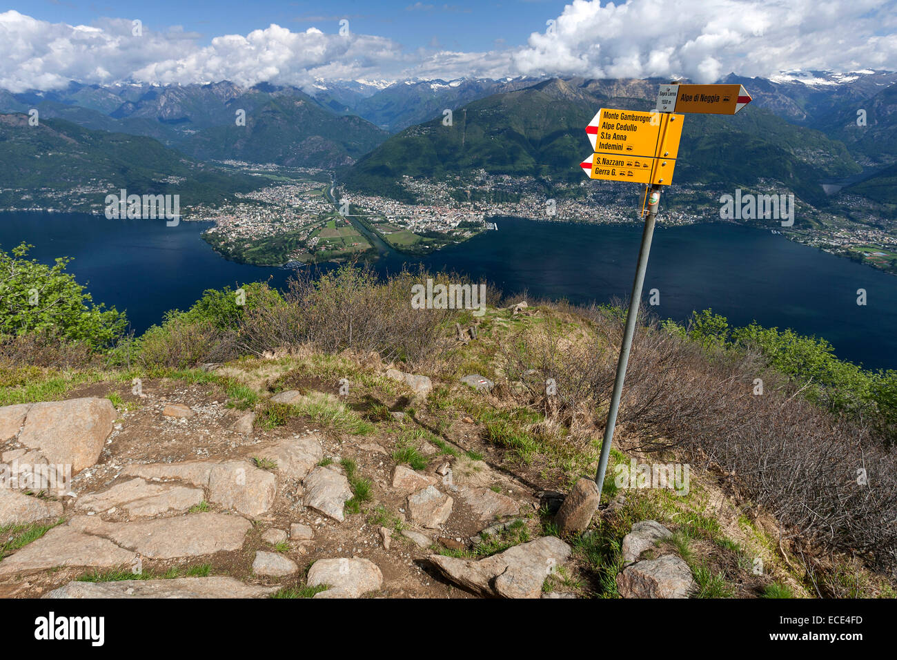 Blick von der Trail am Monte Gambarogno am Lago Maggiore, Tessiner Alpen, Ascona und Locarno, Kanton Tessin, Schweiz Stockfoto