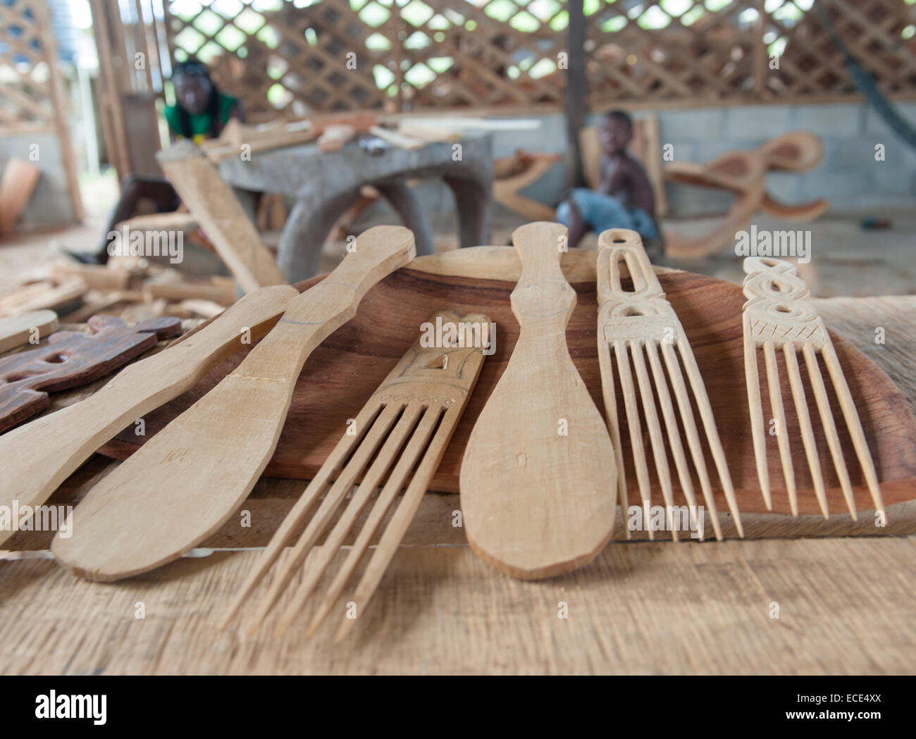 Die Maroon Dorf im oberen Suriname sind bekannt für Holzschnitzerei. Hier: der Künstler-kooperative Totomboti in Pikin Slee Stockfoto