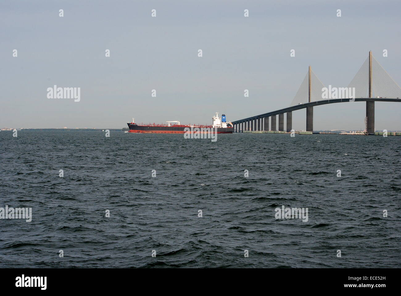 Sunshine Skyway Bridge überspannt, Tampa Bay,Florida,U.S.A. Es verbindet Sankt Petersburg und Terra Ceia. Stockfoto