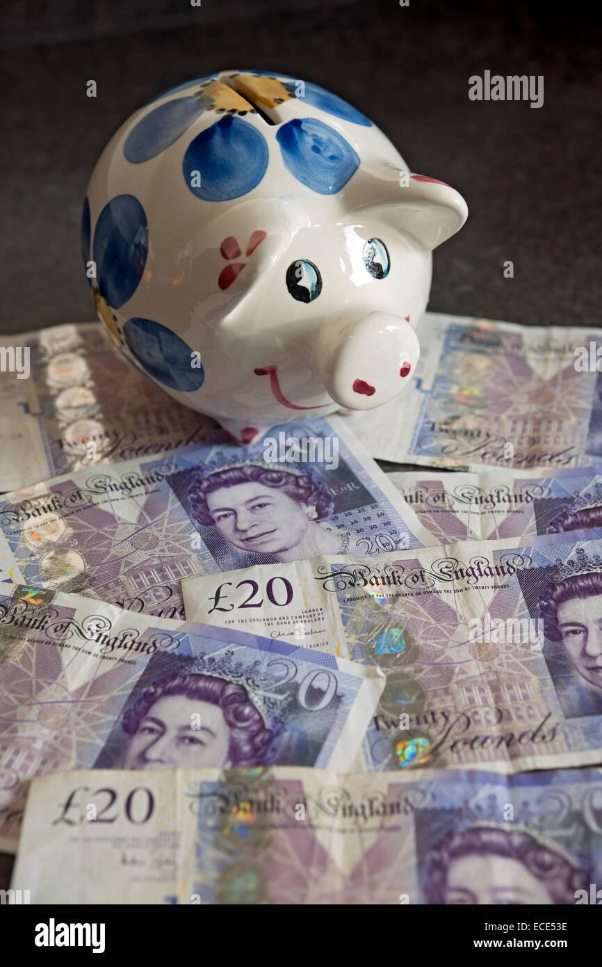 Nahaufnahme der Piggy Bank und englisches britisches Bargeld 20 Pfund-Banknoten £20 Concept England UK Großbritannien Großbritannien Großbritannien Stockfoto