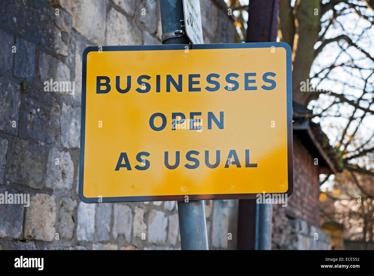Nahaufnahme von Unternehmen Business Open as usual Straßenschild England GB Vereinigtes Königreich GB Großbritannien Stockfoto