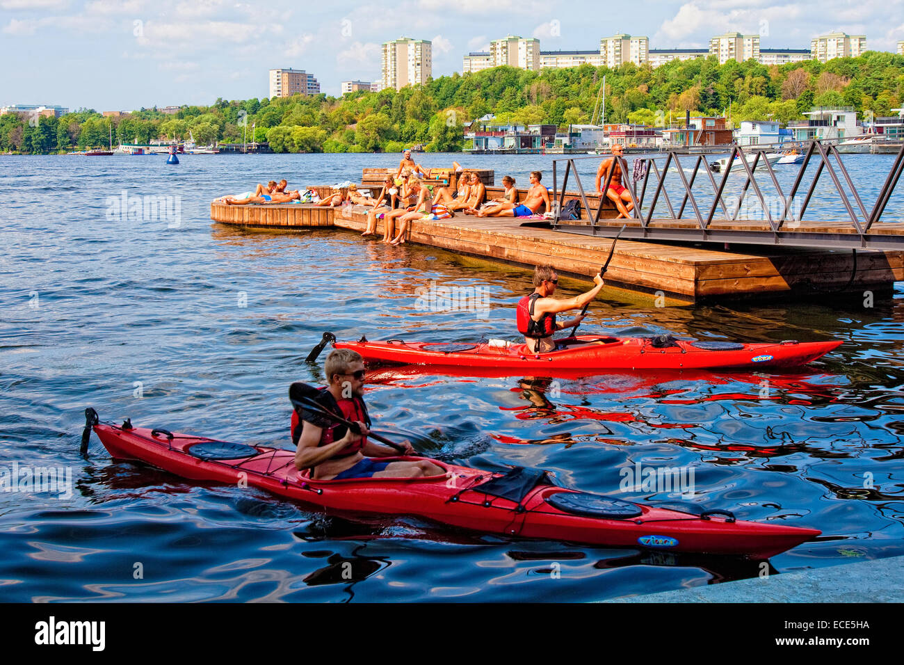 Schweden, Stockholm - Menschen am Hornsbergs Strandpark im Sommer Sonnen Stockfoto
