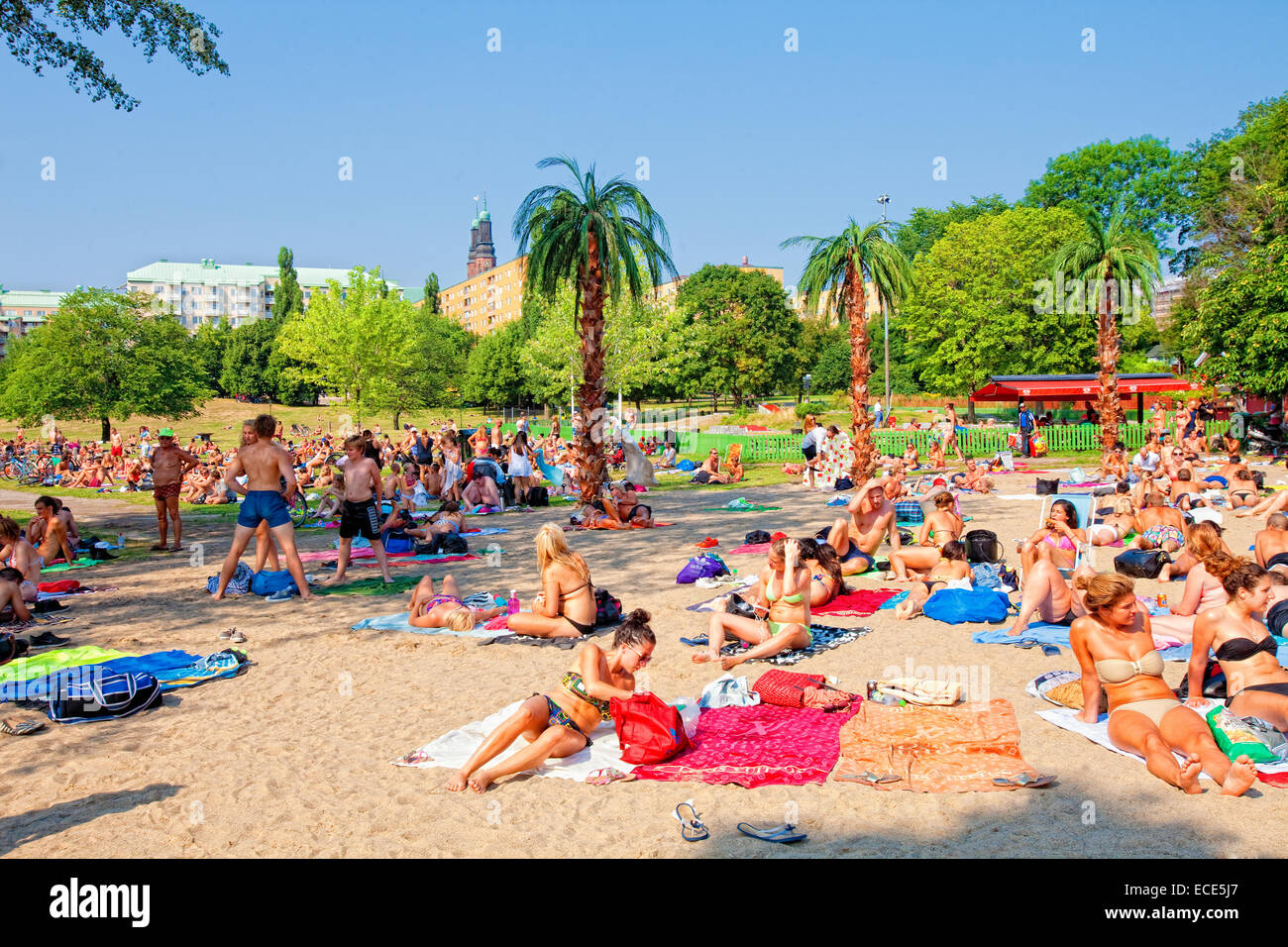 Schweden, Stockholm - Menschen, die ein Sonnenbad am Strand von Hornstull im Sommer Stockfoto