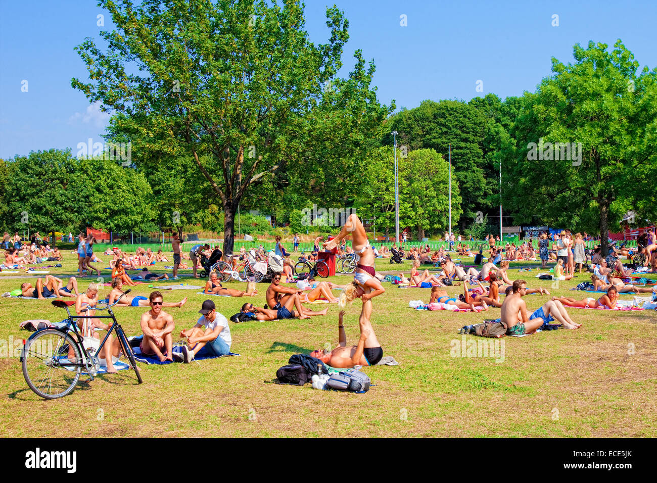 Schweden, Stockholm - Menschen am Hornstull im Sommer Sonnen Stockfoto