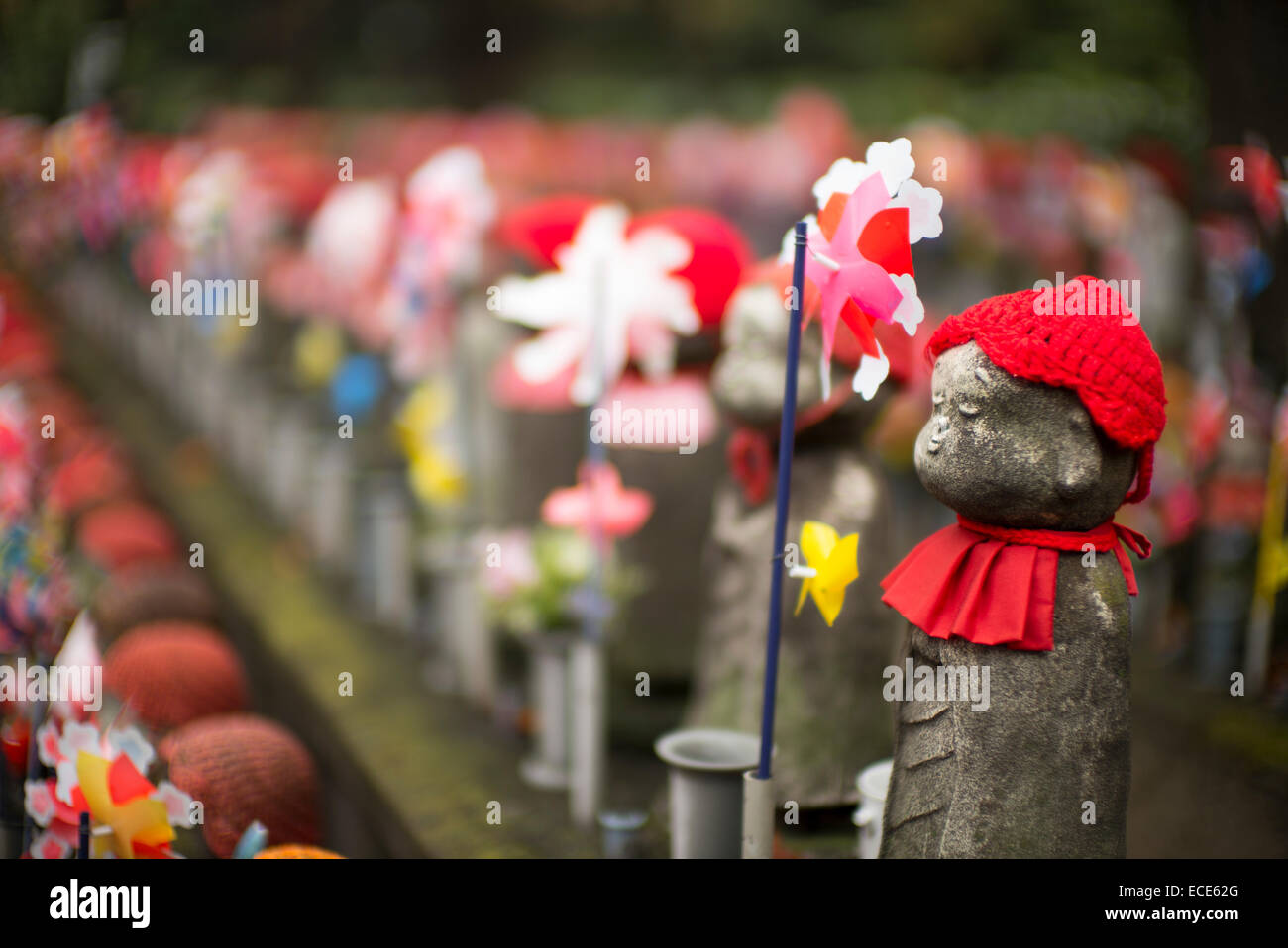 Zōjō-Ji buddhistischer Tempel im Stadtteil Shiba Minato, Tokio, Japan.  Haus des Gartens für die ungeborenen Kinder. Stockfoto