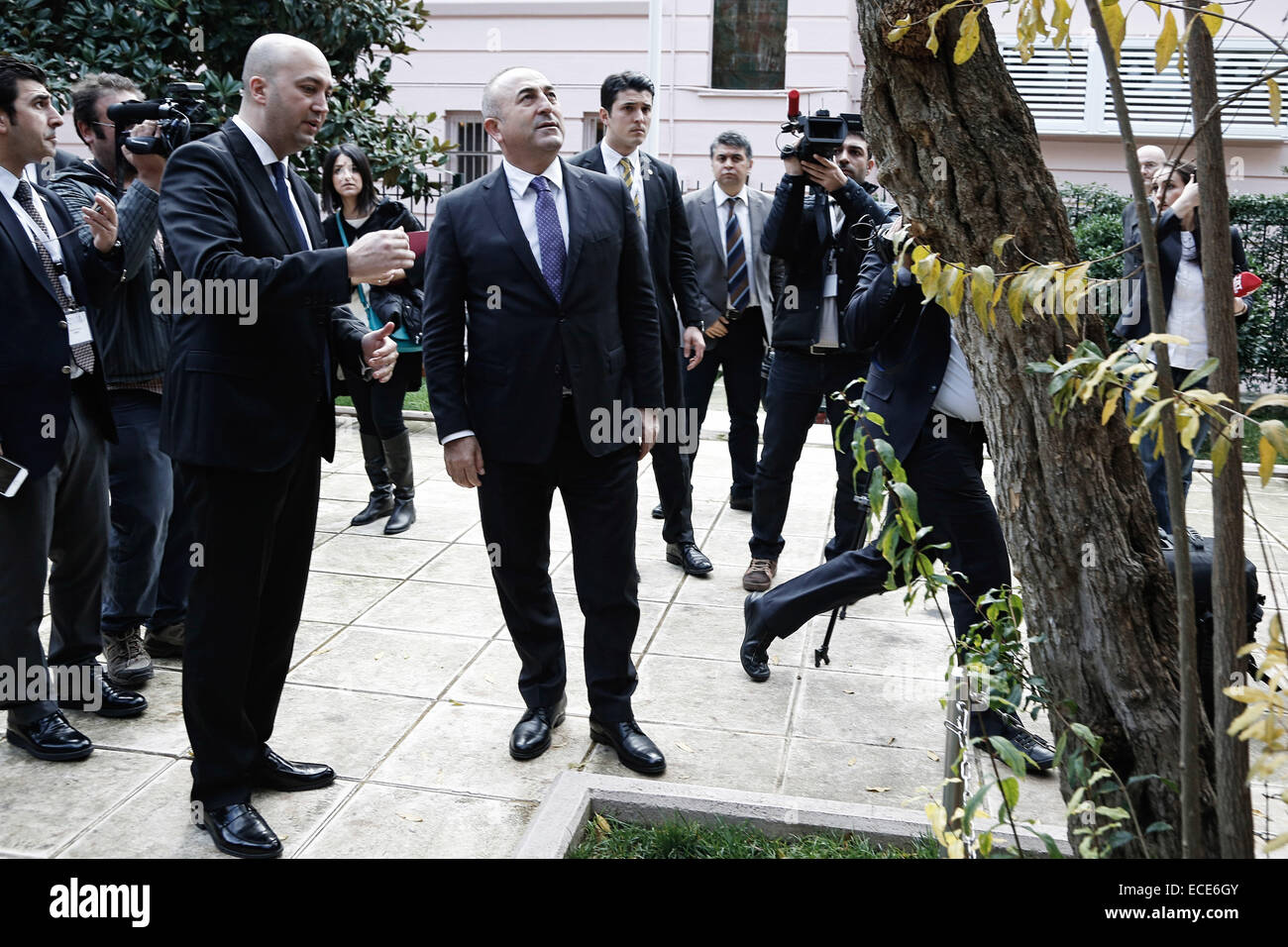 Türkischen Konsul Tugrul Biltekin (L) führt die Turkish Foreign Minister Mevlut Cavusoglu (C) zu Hause von Kemal Atatürk. Besuch des türkischen Außenminister Mevlüt Cavusoglu an das türkische Konsulat und Haus von Kemal Atatürk in Thessaloniki, Griechenland am 12. Dezember 2014. Stockfoto