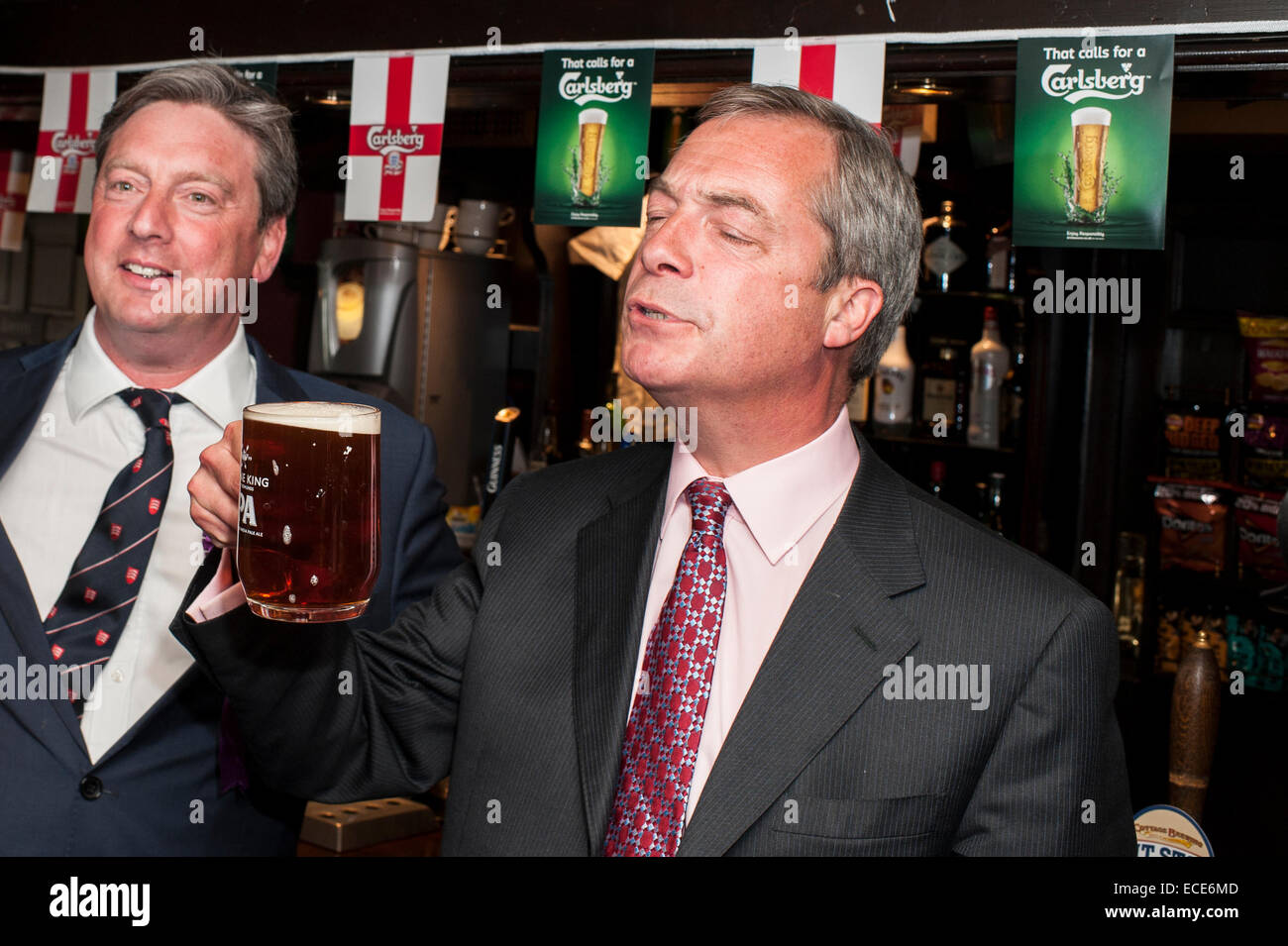 Die UKIP Führer Nigel Farage mit einem Pint Bier. Stockfoto