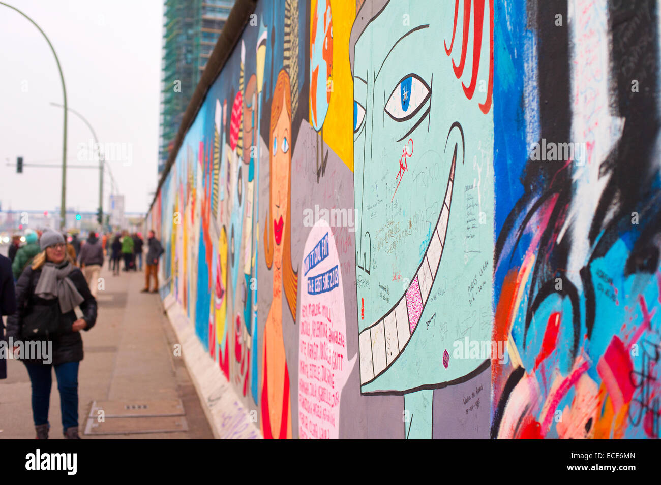 Unbekannten Menschen zu Fuß und mit Blick auf die Berliner Mauer an der East Side Gallery. Stockfoto