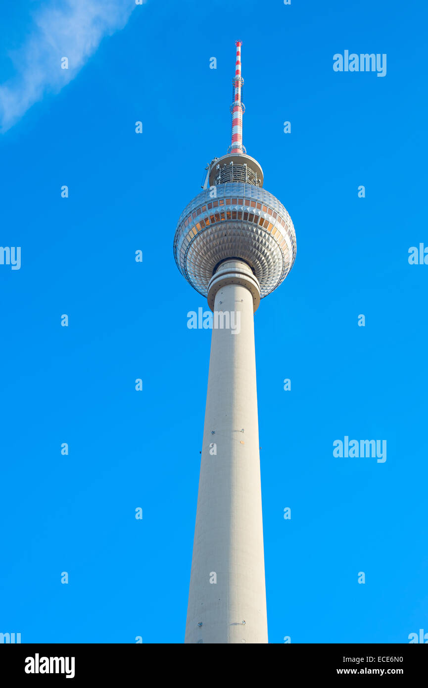 Ansicht des berühmten Berliner Fernsehturm bei Sonnenuntergang Stockfoto