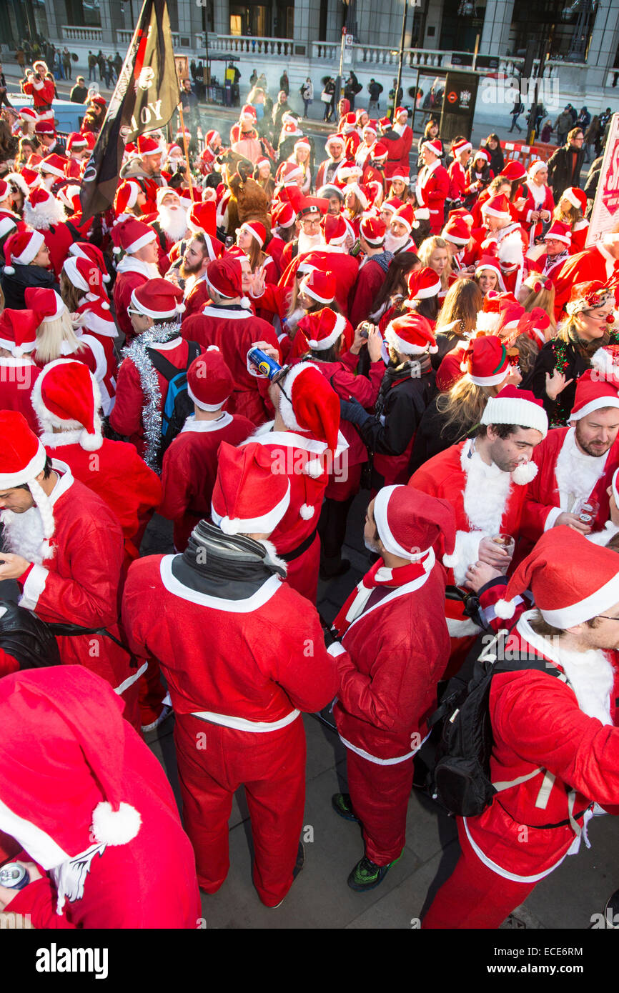 Eine Sammlung von Santas feiert Weihnachten auf einem Santa Con im Stadtzentrum von London Stockfoto