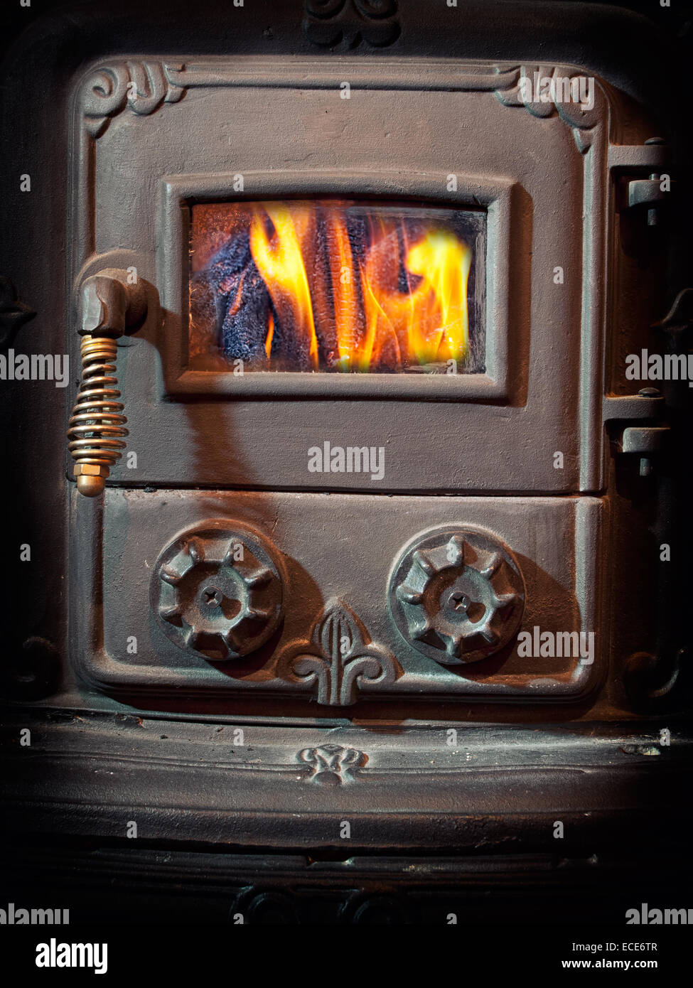 Feuerraumtür eines Retro-Holz-brennenden Ofen. Stockfoto