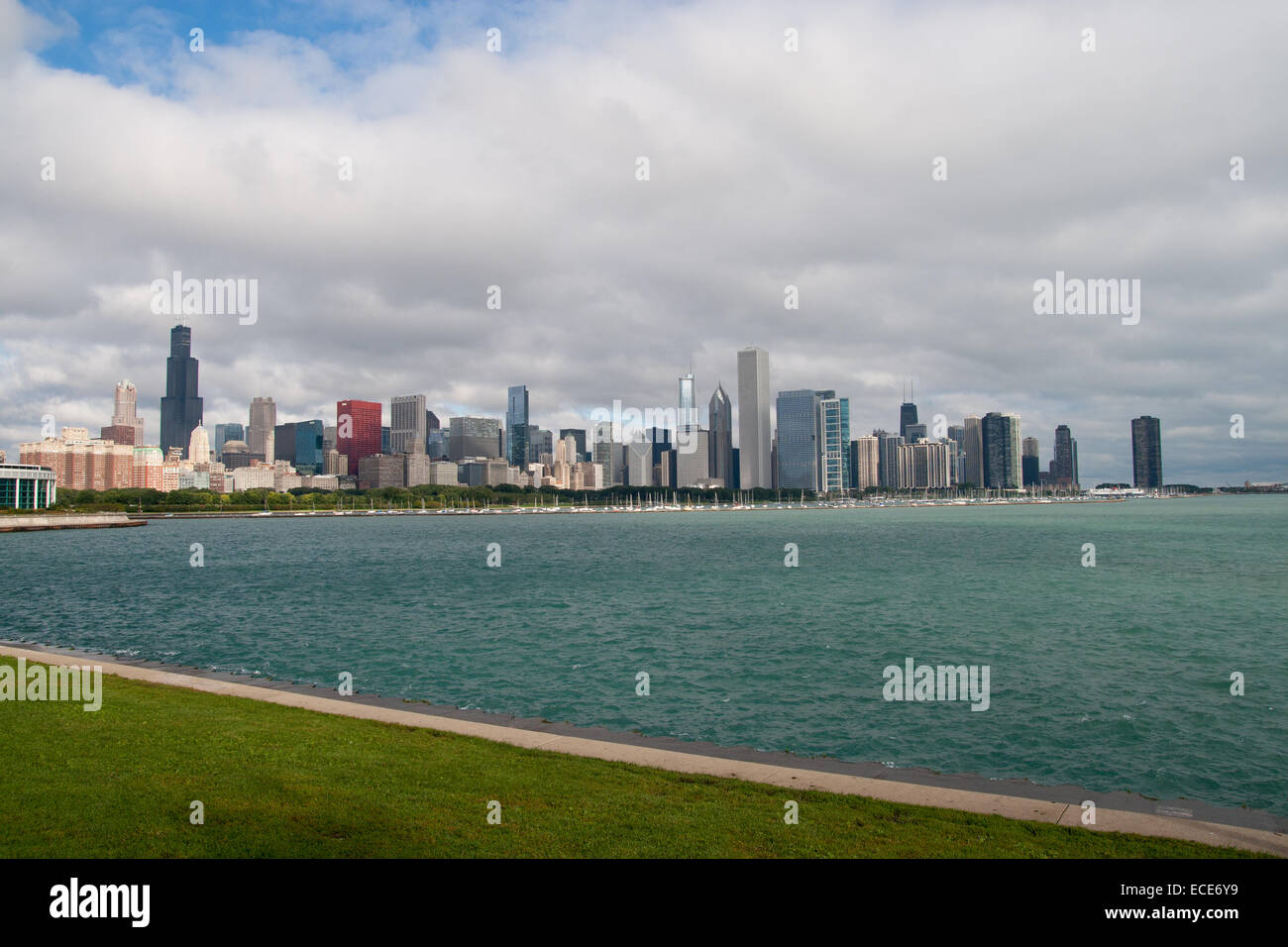 Chicago Skyline Stadt Staedte Gebaeude Haus Haeuser Wolkenkratzer Hoch Hohe Willis Tower Sears siehe Teich in Architektur draussen Stockfoto