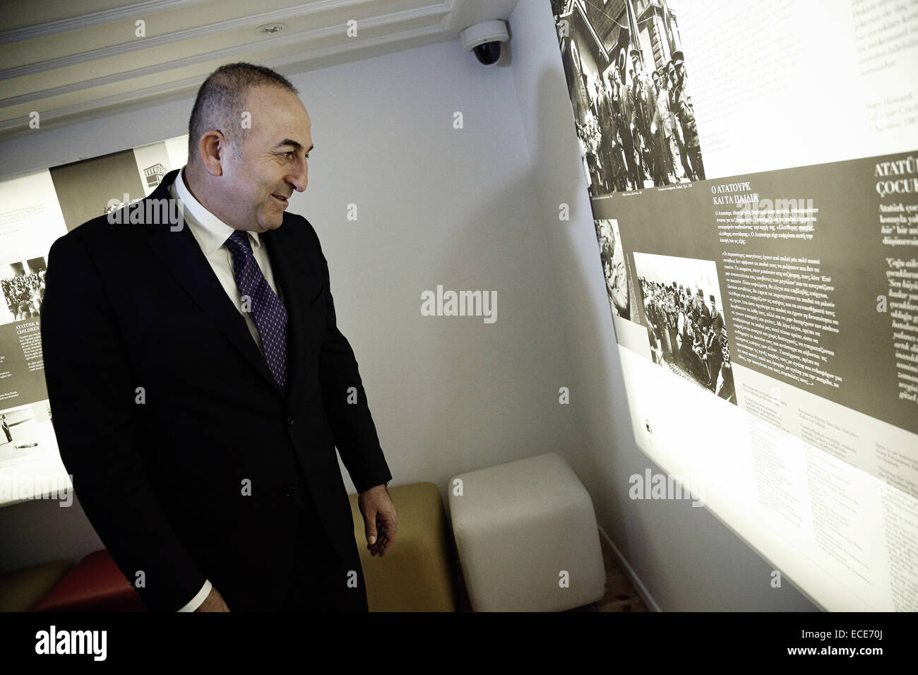 Der türkische Außenminister Mevlüt Cavusoglu Kemal Atatürk Haus. Besuch des türkischen Außenminister Mevlüt Cavusoglu an das türkische Konsulat und Haus von Kemal Atatürk in Thessaloniki, Griechenland am 12. Dezember 2014. Stockfoto