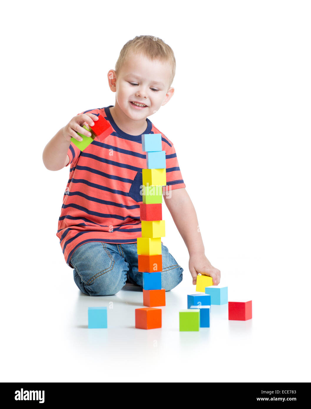 Kind spielen und hohen Turm zu bauen, mit bunten Blöcken isoliert Stockfoto