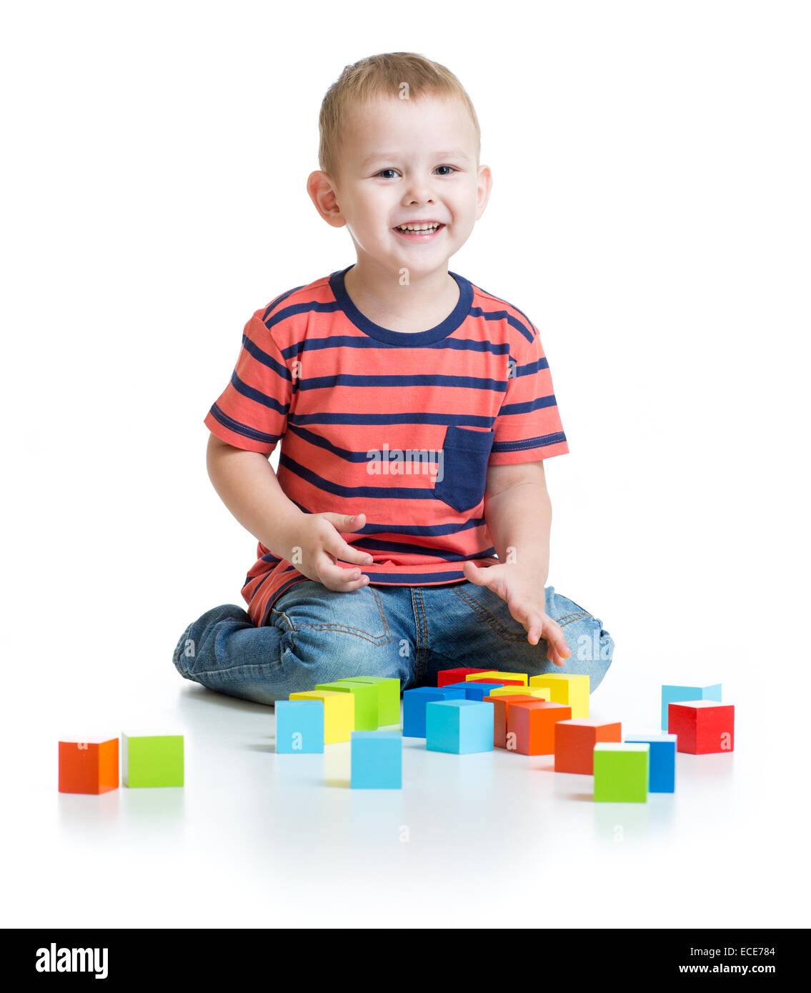 Kind spielen und Turm zu bauen, mit bunten Blöcken isoliert Stockfoto