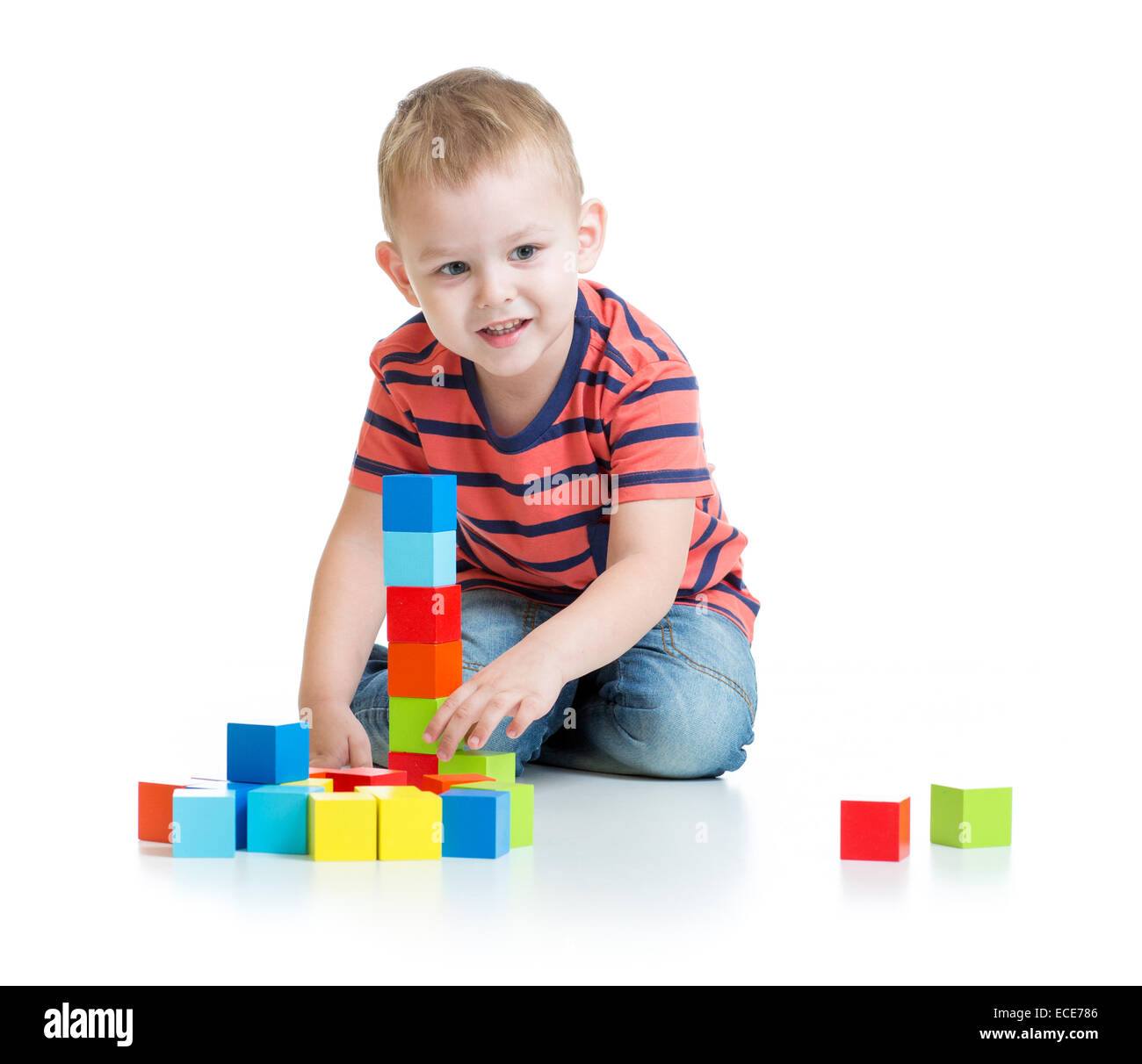 Kid spielen und Turm mit bunten Blöcken zu bauen Stockfoto
