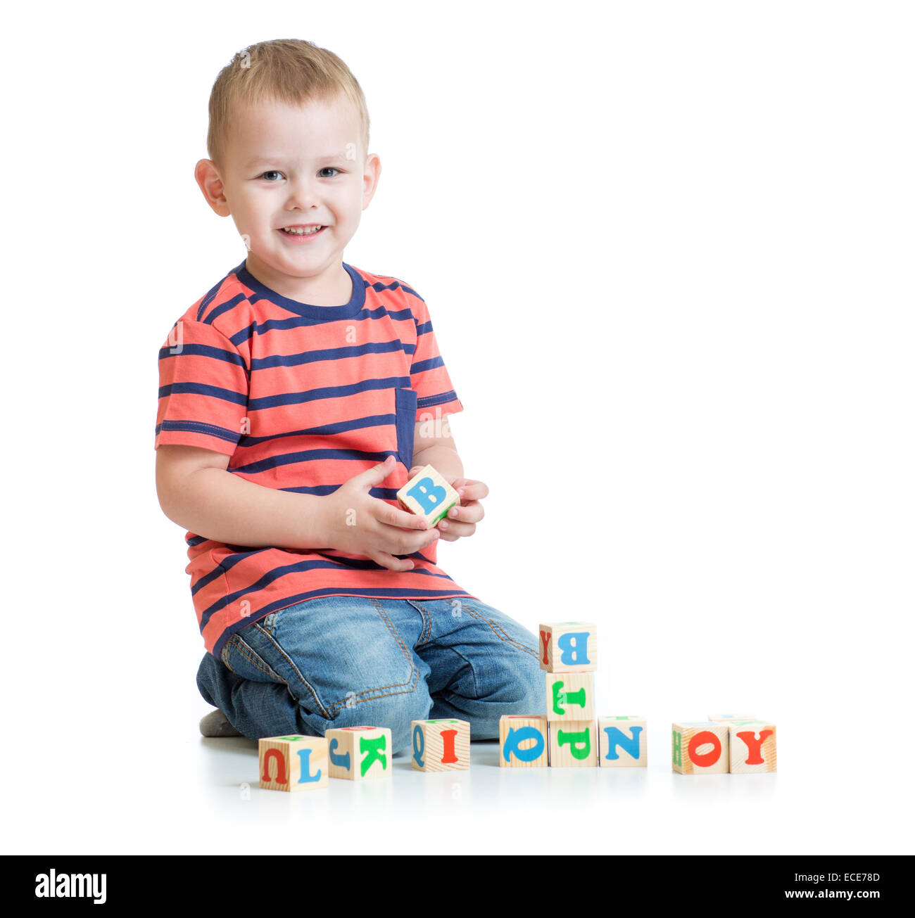 Kind spielt mit Buchstaben-Blöcke isoliert Stockfoto