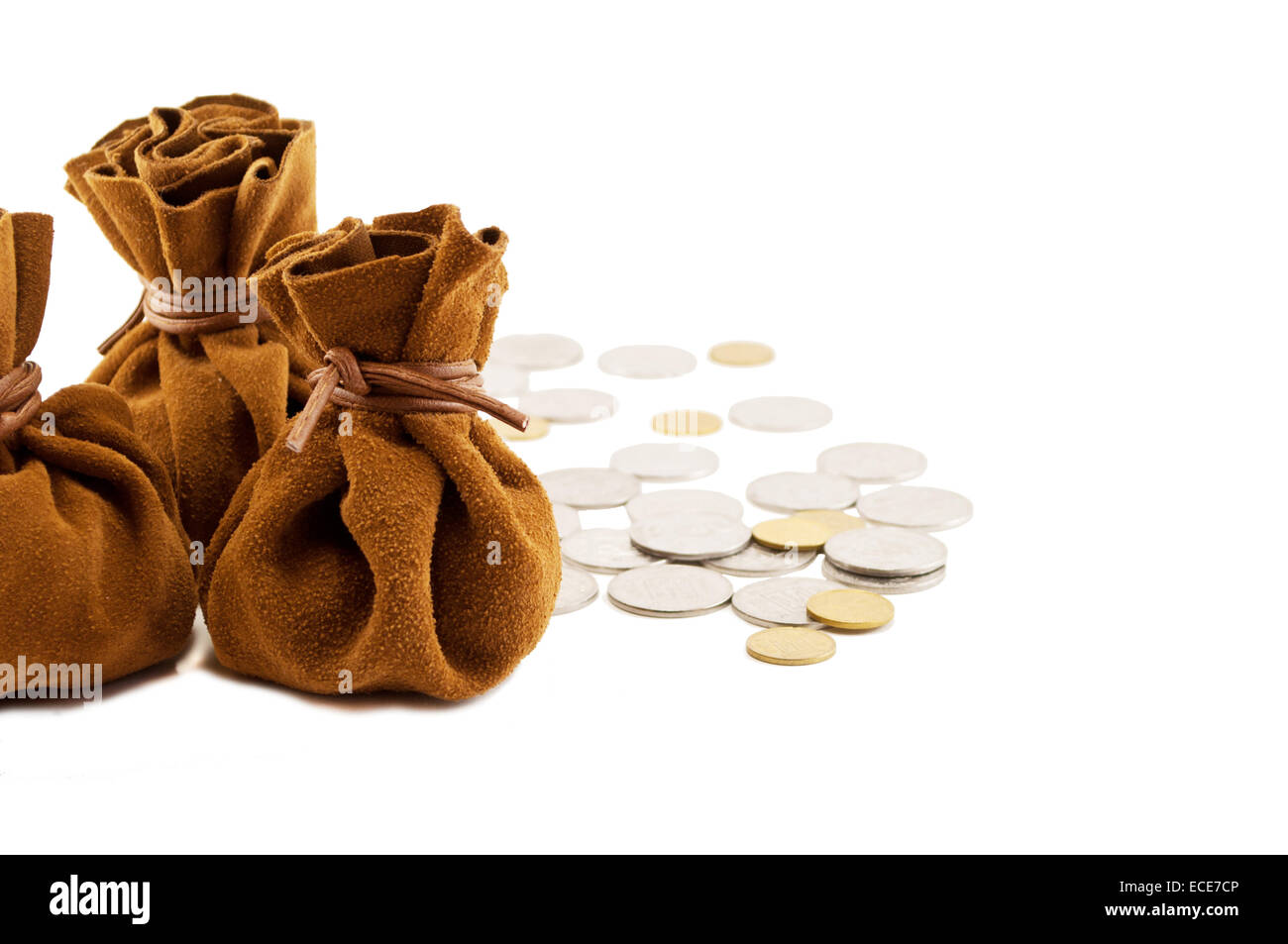 Vintage Tasche Geld mit Münzen isoliert Stockfoto
