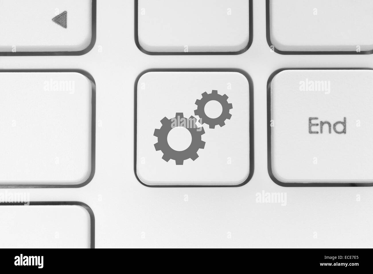 Zahnräder mit weißen Tastatur Nahaufnahme Stockfoto