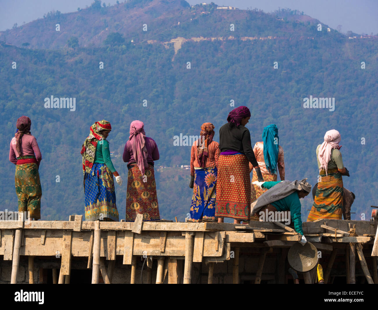 Weibliche Bauarbeiter an einem neuen Haus-Standort in Pokhara, Nepal Stockfoto